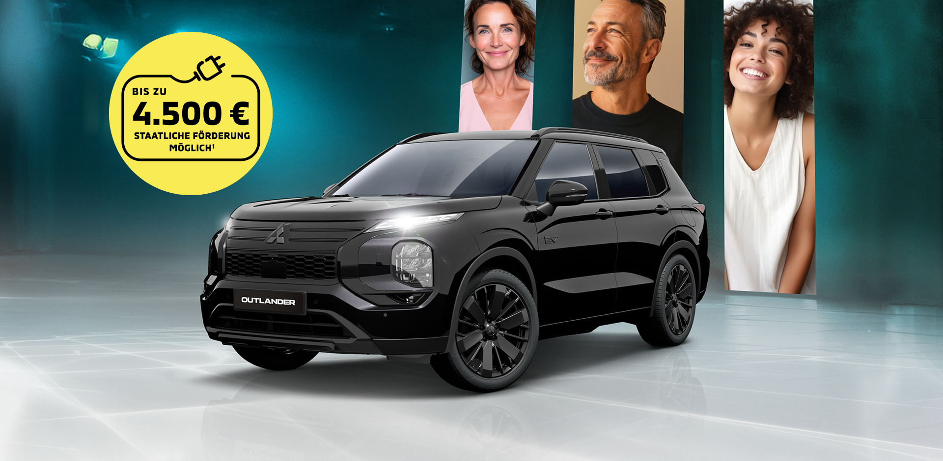 Mitsubishi Outlander Black in Schwarz mit drei lächelnden Personen im Hintergrund vor blau-grünem Bühnen-Setting