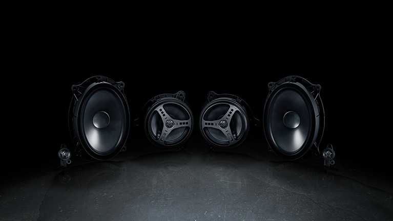 Dynamic Sound Yamaha Premium-Soundsystem mit 8 Lautsprechern für den Mitsubishi Outlander Diamant auf schwarzem Hintergrund